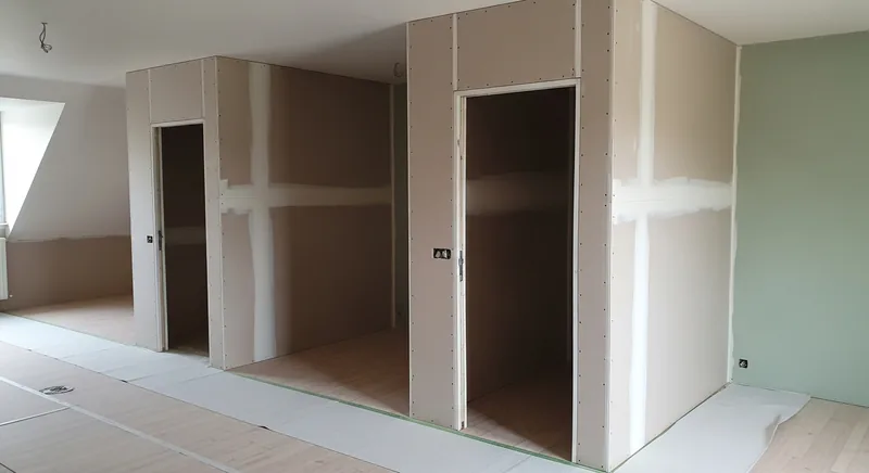 Cloisons placo créant deux chambres dans une maison amiénoise du quartier Henriville